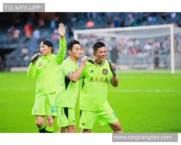 足球明星立牌合影照片展现球场魅力与明星风采的精彩瞬间